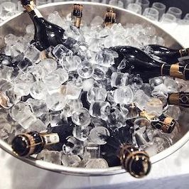 Champagnerflaschen in einem Kühler voll mit Eis