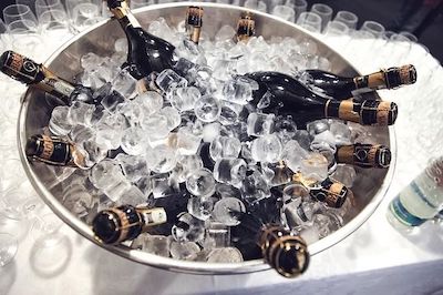 Champagnerflaschen in einem Kühler voll mit Eis
